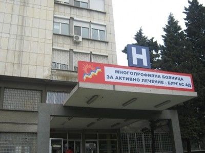 Двама в болница, паднали от тераси след запой
