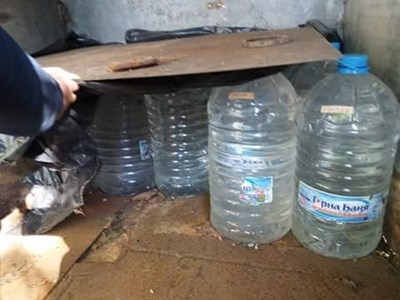 Митничари иззеха 1200 литра ракия, маскирана като слънчогледово олио