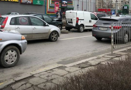 Първи СНИМКИ от верижното меле при тунела на "Люлин"