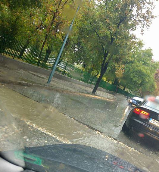 Поредна идиотщина в Пловдив! Дупка не само чупи, ами направо гълта коли (СНИМКИ)
