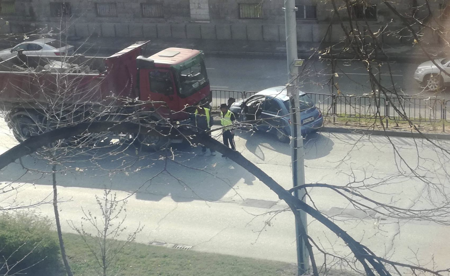 Нисан влезе в насрещното до Централна гара в Пловдив, блъсна се в камион