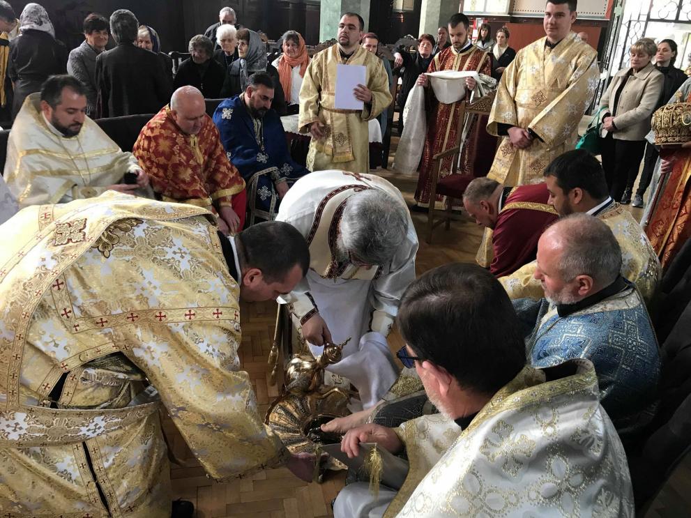 Старозагорският митрополит изми ритуално нозете на 12 свещенослужители (СНИМКИ)