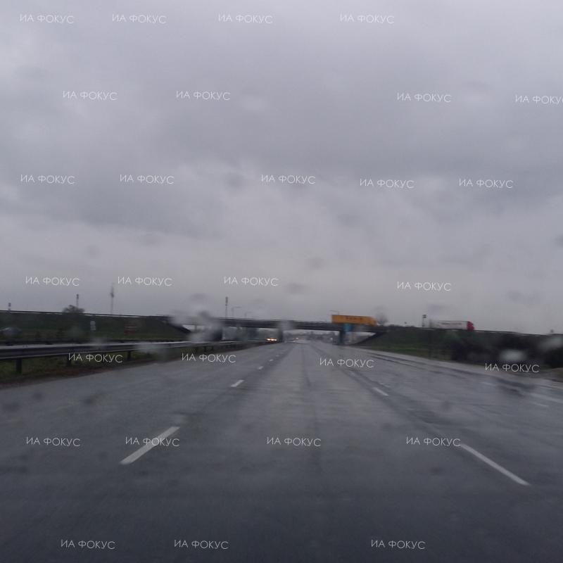 Бургас: Мокри са пътните настилки по пътищата в областта
