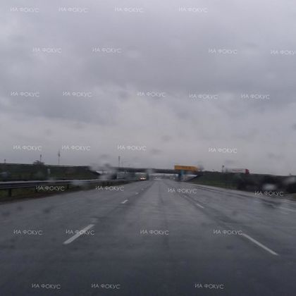 Бургас: Мокри са пътните настилки по пътищата в областта