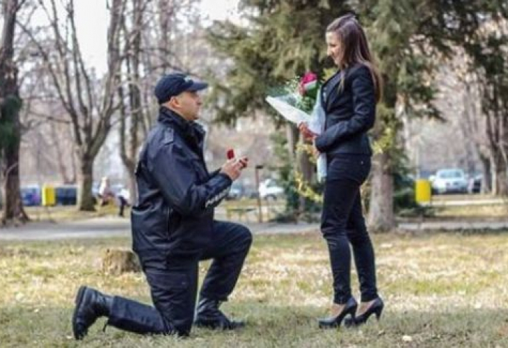 Ето кой е романтичният полицай, когото аплодира цяла България (СНИМКА)