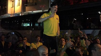 Празненствата на Ботев започнаха: Тодор Неделев се помля! Счупи с тяло задното стъкло на автомобил ВИДЕО