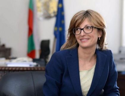 Захариева: Уточняваме съвместно договора с Македония