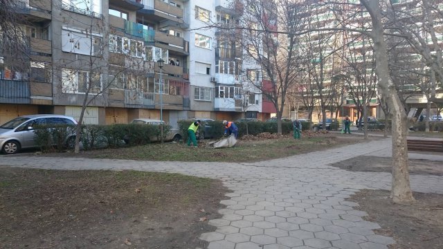 СНИМКИ: Излъскаха за показно парка зад Кадастъра