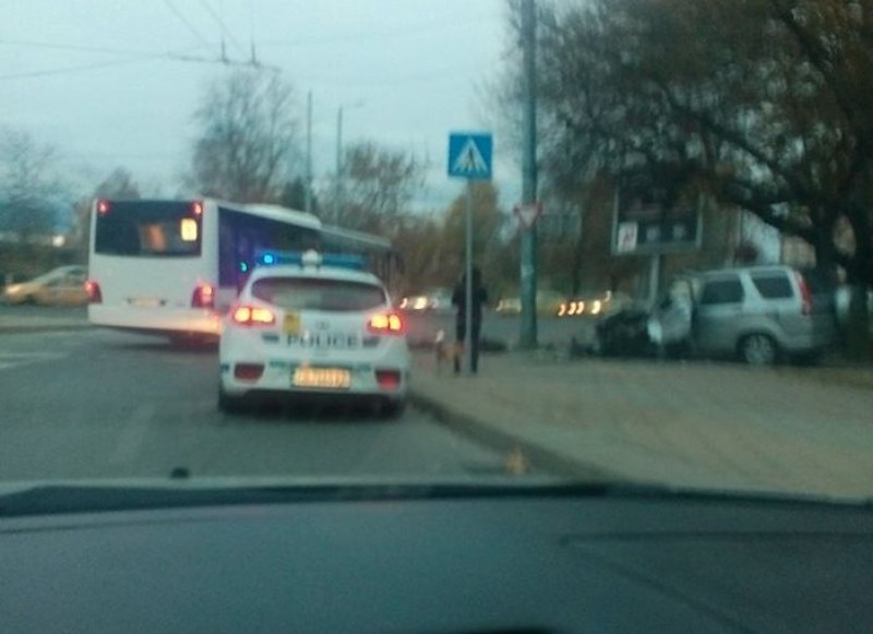 Тежка катастрофа на Сточна гара в Пловдив, автомобил е със смачкана предница СНИМКИ