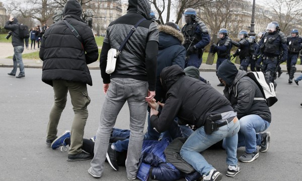 Сблъсъци с полицията при протест в Париж срещу полицейското насилие