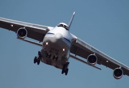 Пратка от Москва: Огромен Ан-124 натъпкан с разглобени изтребители МиГ-29 кацна тайно в Белград