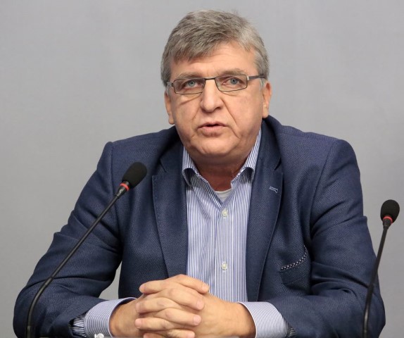 Манол Генов, БСП: Когато се върне Мюнхенският докладчик, Спас Гърневски да го попита с колко присъди и обвинения е влизал в пленарна зала
