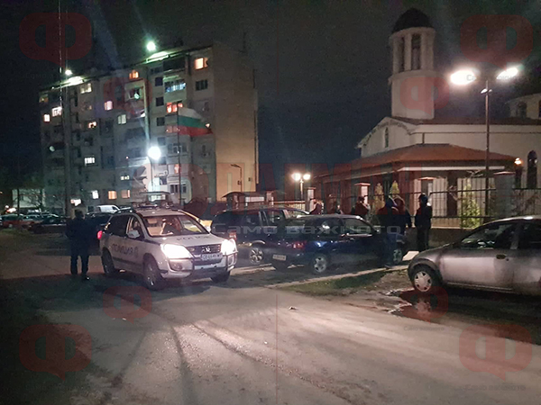 Цигански своеволия в Бургас! Роми разбиха няколко автомобила пред църквата в кв. Победа (СНИМКИ)