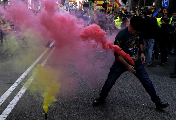 Каталунски сепаратисти влязоха в сблъсъци с полицията в Барселона