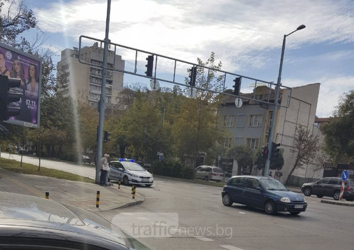 Блъснаха жена до моста на Герджика, пресекла на червено! СНИМКА