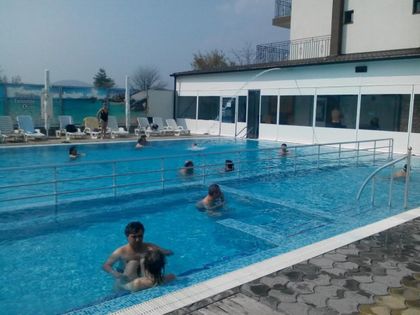 Басейнът в Баня пълен с гости от Пловдив, Карлово и София (СНИМКИ)