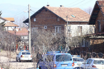 Първи СНИМКИ от Къщата на ужасите в Нови Искър