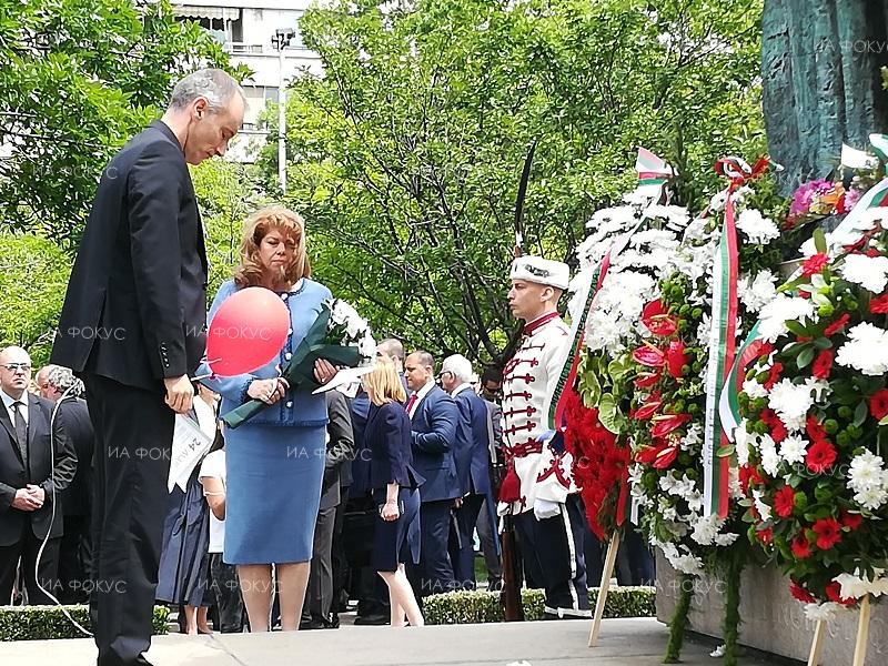 София: Представители на институциите, политици и граждани поднесоха венци и цветя пред паметника на светите братя Кирил и Методий