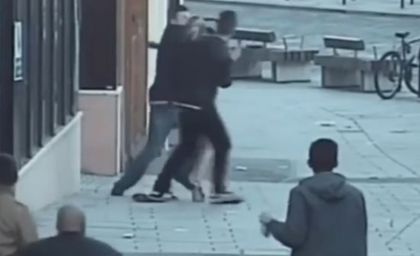 Шок и ужас в Англия! Мъж смля от бой турист пред погледа на мнозина (ВИДЕО)