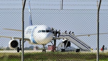 Задържаният похитител на самолета на EgyptAir искал среща с представители на ЕС