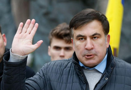 Екшън в Киев! Командоси свалиха от покрива на сграда Саакашвили и го арестуваха, той зове за бунт срещу Порошенко и бандата му! (ВИДЕО)