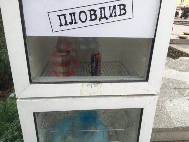 Позор: Напълниха с боклуци хладилника за бедни