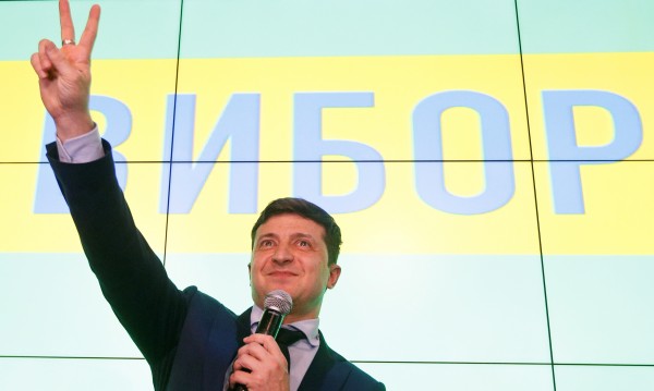 В Украйна: Комикът Зеленски ще бие Порошенко на балотаж
