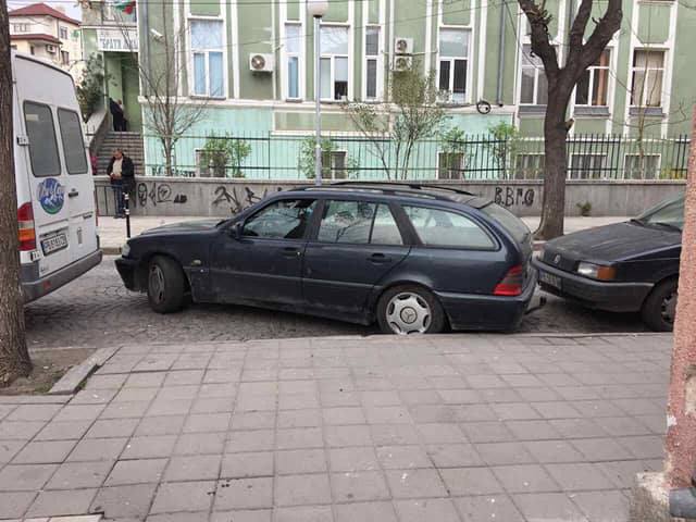 Висока активност! Гласоподавател в Пловдив заряза Мерцедеса си насред улицата (СНИМКИ)