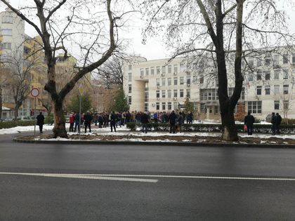 СНИМКИ: Протест пред районно в Пловдив заради арестувания лекар, прострелял смъртоносно Жоро Плъха!