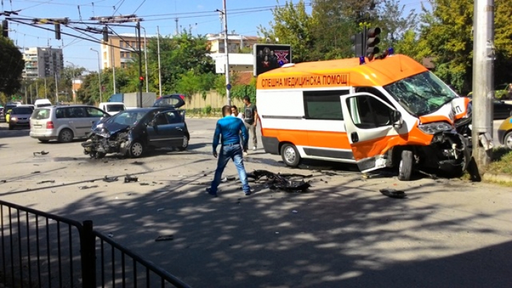 Линейка и кола се удариха в София