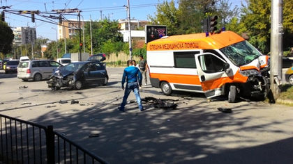 Линейка и кола се удариха в София