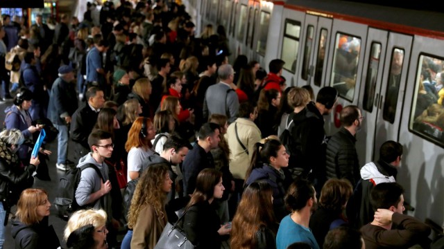 Пътници бяха блокирани с часове в московското метро
