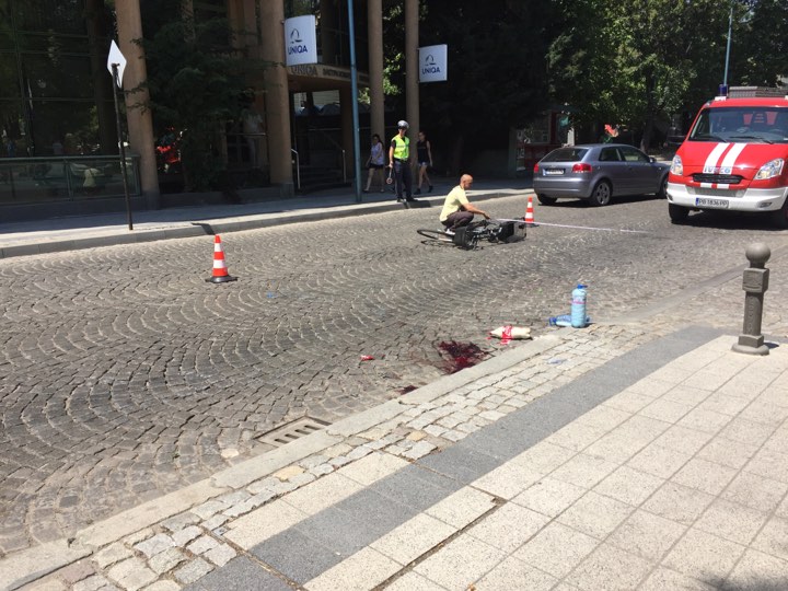 Пловдивска улица потъна в кръв! Колоездач загуби живота си, ударен от джип СНИМКИ