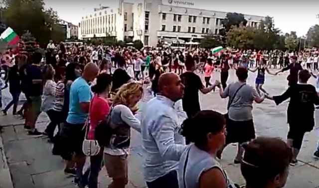 Напълниха площада: Протестното хоро събра тройно повече народ (ВИДЕО)