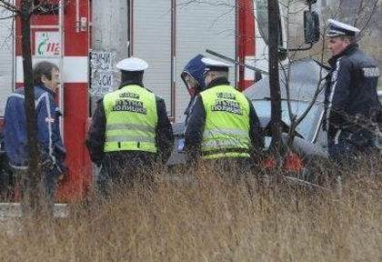 Пожарникари извадиха треперещо дете от задната седалка на колата ковчег край Белово
