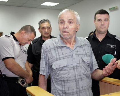 Темида подхваща бай Симо, свил пистолета на самоубиеца в Лаута