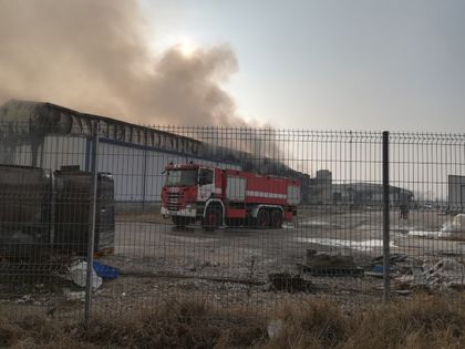 Пловдив: Един противопожарен автомобил дежури все още на мястото на пожара в цех за преработка на месо край Войводиново