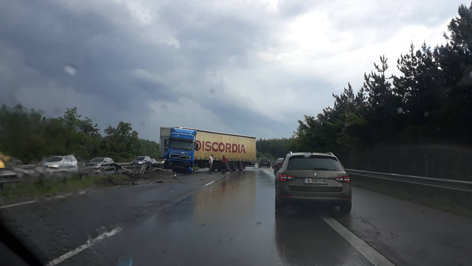 ТИР се завъртя на АМ Тракия посока Пловдив, движението само в аварийната