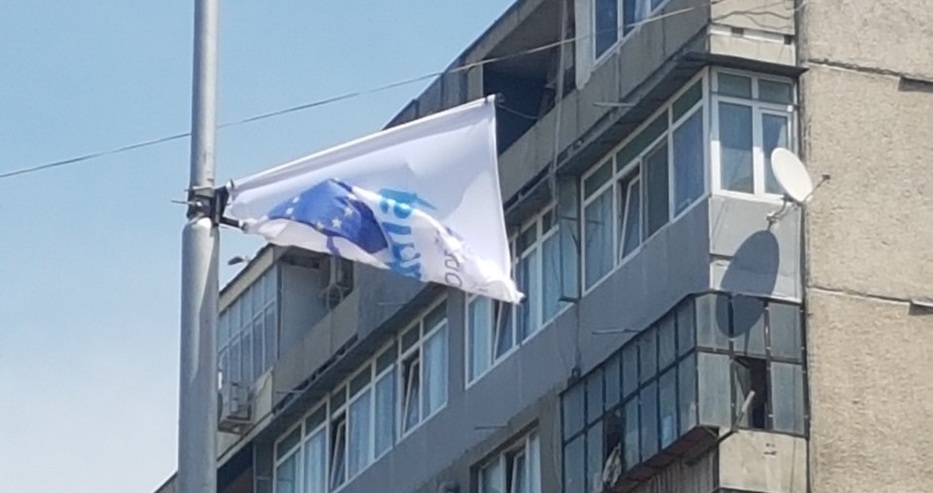 Снимки на читател: Много от знамената във Варна са изпокъсани