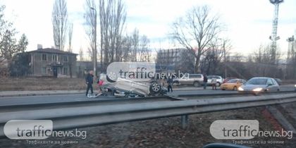 Кола се обърна по таван на Асеновградско шосе