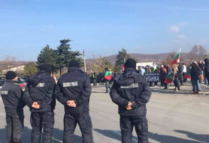 Протестиращи затвориха пътя от пътен възел