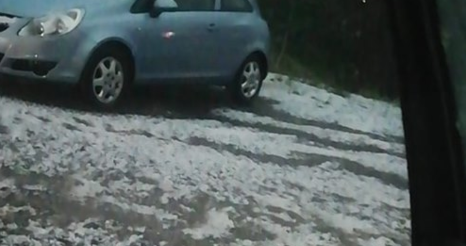 Снимки от градушката във Варна. Читател: Честит първи сняг! Друг: В 