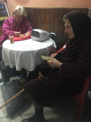 СНИМКА: Пловдивска баба с билетче от лотарията, взето на вересия, разбуни мрежата! Пенсионери хвърляли целите си пенсии, за да търкат