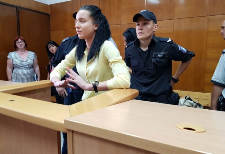 Инфарктни часове за скандалната пловдивска танцьорка Габриела, която помля 10 коли и счупи носа на млада студентка