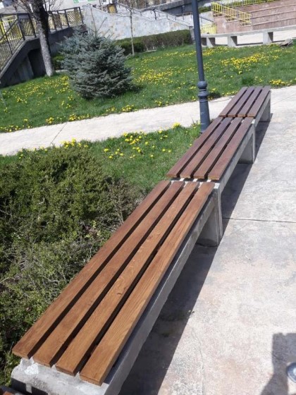 Смолян: Общината подменя дървените пейки около чаршията в квартал „Устово“