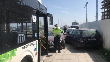 Градски автобус удари кола на Околовръстното в София (СНИМКИ)