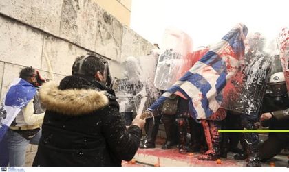 Бомби ”Молотов” и сълзотворен газ на протеста в Атина