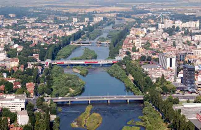 Вдигат уникален веломост над Марица