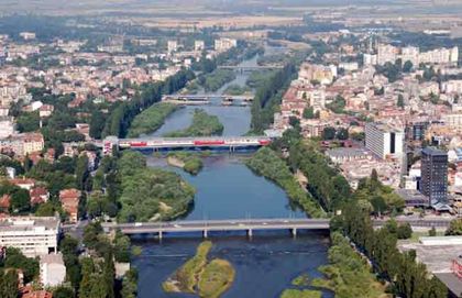 Вдигат уникален веломост над Марица