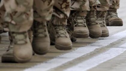 Гонят 2000 военни с пенсия и заплата